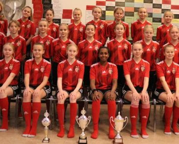 Aftast frá vinstru: Jan Otto S. Holm (venjari), Sára Berg á Lag, Bára Tórálvsdóttir Poulsen, Lý Gray Djurhuus, Ró Reginsdóttir, Joan Johannesen, Mira Bendix Laursen, Anna Stórá Carlsen, Rakul Christiansen, Ró Gray Djurhuus, Magnus Jakobsen (venjari)
>
Standandi frá vinstru: Eyðvør Jakobsen, Marta Østerø, Fjóla Skaalum Vilhelm, Anita Dahl, Borghild Debes Dánialsdóttir, Marjun Kristina Jansdóttir, Helena Dahl Magnusardóttir, Tóra Lutzen, Kristvør N. Thomsen
Sitandi frá vinstru: Maria Dahl Eystberg, Katrin Hansen, Fríða Magnusardóttir Jakobsen, Silja Geirsdóttir Eystberg, Judith B. S. Bech, Bára Eliasen, Lea Tórarenni Johannesen, Elida Joensen