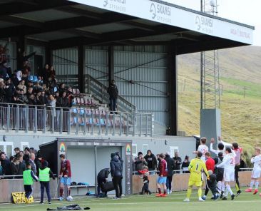 Leikararnir takka áskoðarunum eftir 5-0 sigurin á AB