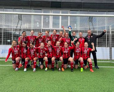 St.f.v. Ronja Trier, Ingrid í Stórustovu, Olivia Rajani, Solveig Ripley, Marta Østerø, Emilia Joensen, Marita á Heyggi, Jutta Helena Laksá, Elin Elmelund Hansen Hú.f.v Bára Poulsen, Ró Gray Djurhuus, Lý Gray Djurhuus, Silja Trier, Sesilia Simonsen, Una Eyðunsdóttir, Maia Thomsen, Elsa Kathrina Eysturberg Gisladóttir, Tóra Vatnhamar Olsen